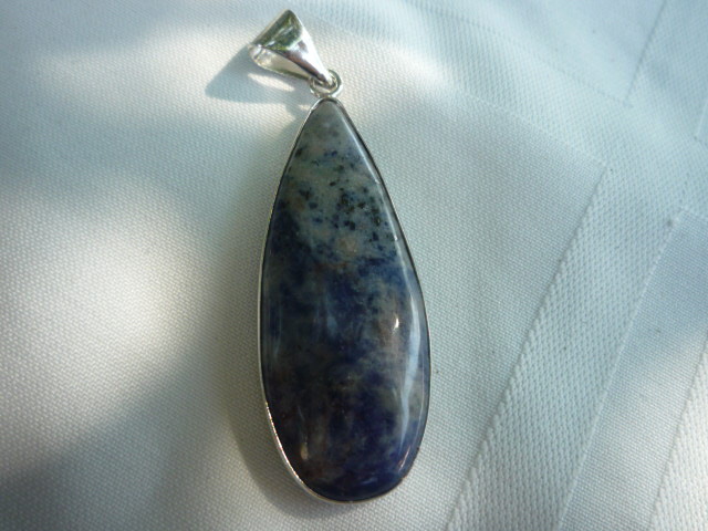 Sodalite Pendant facilitates dealing with problems 4160